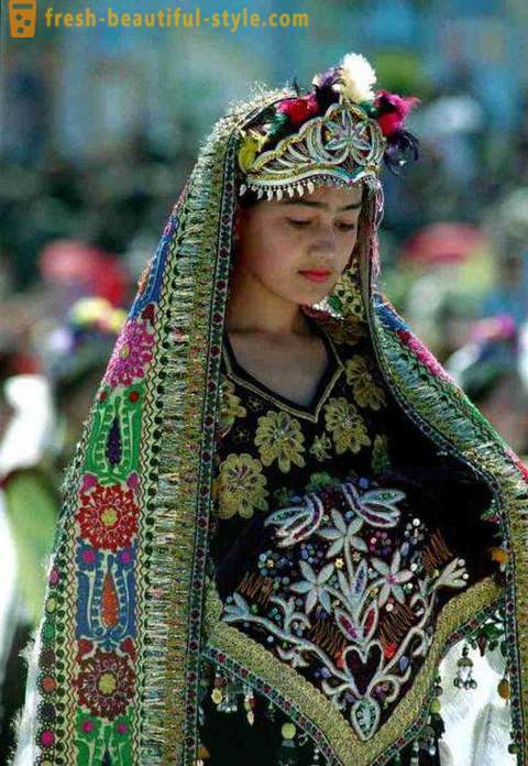 Robes ouzbek: traits distinctifs