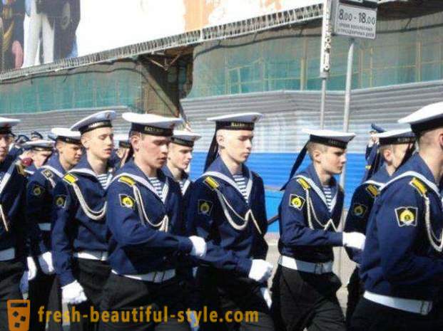 Uniforme décontracté et robe de la Marine