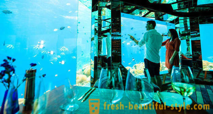 Restaurant de luxe sous-marine aux Maldives