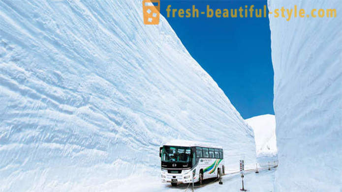 Couloir de neige incroyable au Japon