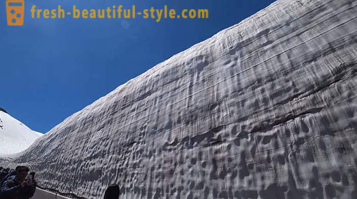 Couloir de neige incroyable au Japon