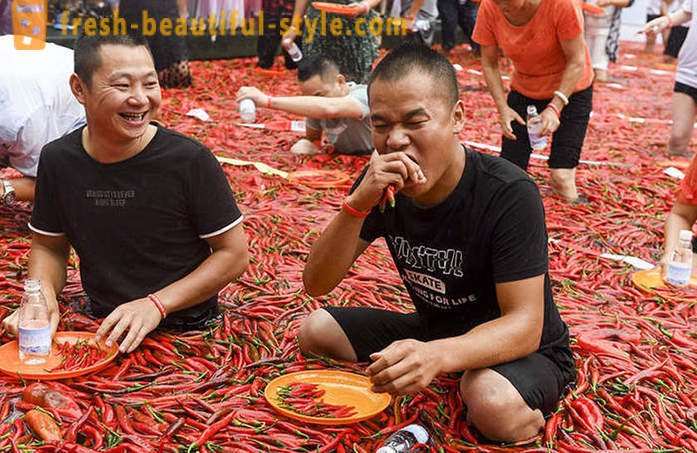Pas pour les faibles de cœur: en Chine il y avait un poivrons-manger compétition pour la vitesse