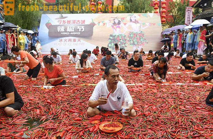 Pas pour les faibles de cœur: en Chine il y avait un poivrons-manger compétition pour la vitesse
