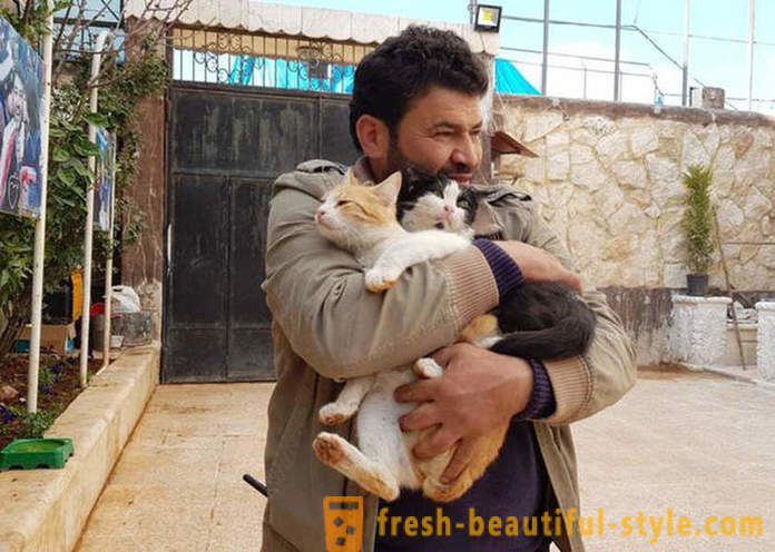 L'homme est resté dans la guerre d'Alep déchirée pour prendre soin des animaux abandonnés