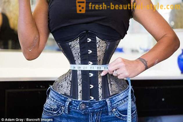 Femme américaine avec une taille incroyablement mince 23 heures par jour est un corset spécial