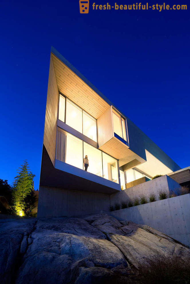 L'architecture et l'intérieur de la maison par l'océan à West Vancouver