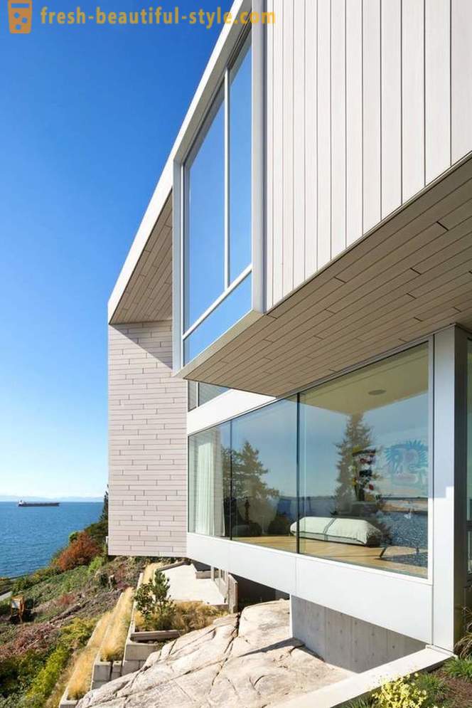 L'architecture et l'intérieur de la maison par l'océan à West Vancouver