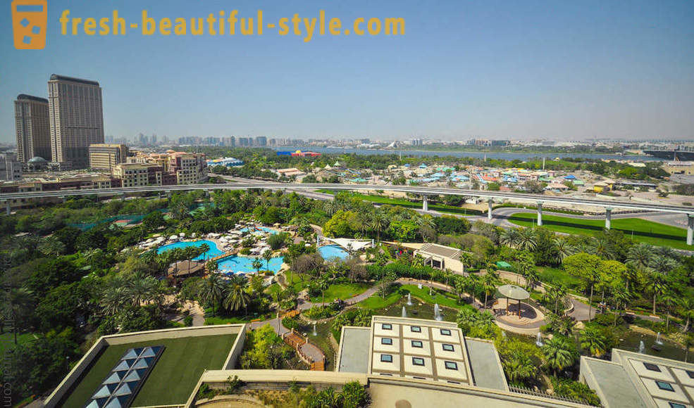 Marcher sur l'hôtel de luxe Grand Hyatt Dubai
