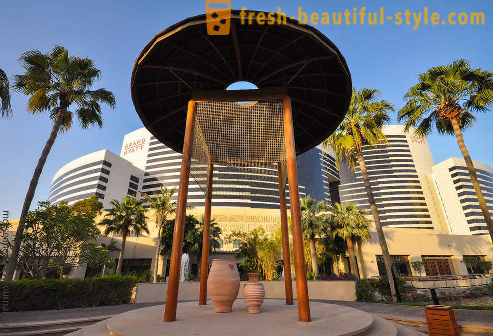 Marcher sur l'hôtel de luxe Grand Hyatt Dubai