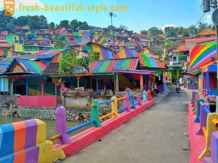 Maisons dans le village indonésien peint dans toutes les couleurs de l'arc en ciel