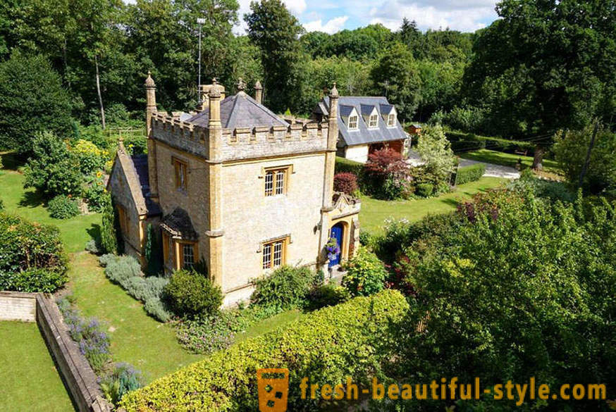 Un château miniature dans le Warwickshire peut être acheté pour un prix raisonnable