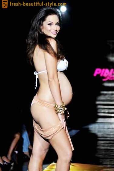 Defile dans une position intéressante: Irina Shayk et autre modèle enceinte qui a hardiment sur le podium