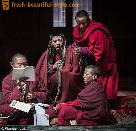 La plus grande Académie bouddhiste dans le monde pour 40.000 moines TV interdit, mais iPhones autorisés