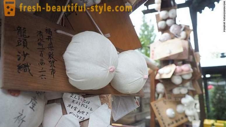 Au Japon, il y a un temple dédié à la poitrine féminine, et c'est bien
