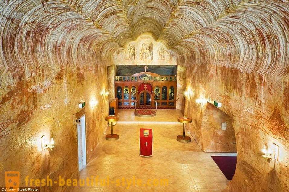De chapelles souterraines aux cathédrales futuristes: 15 des églises les plus insolites dans le monde