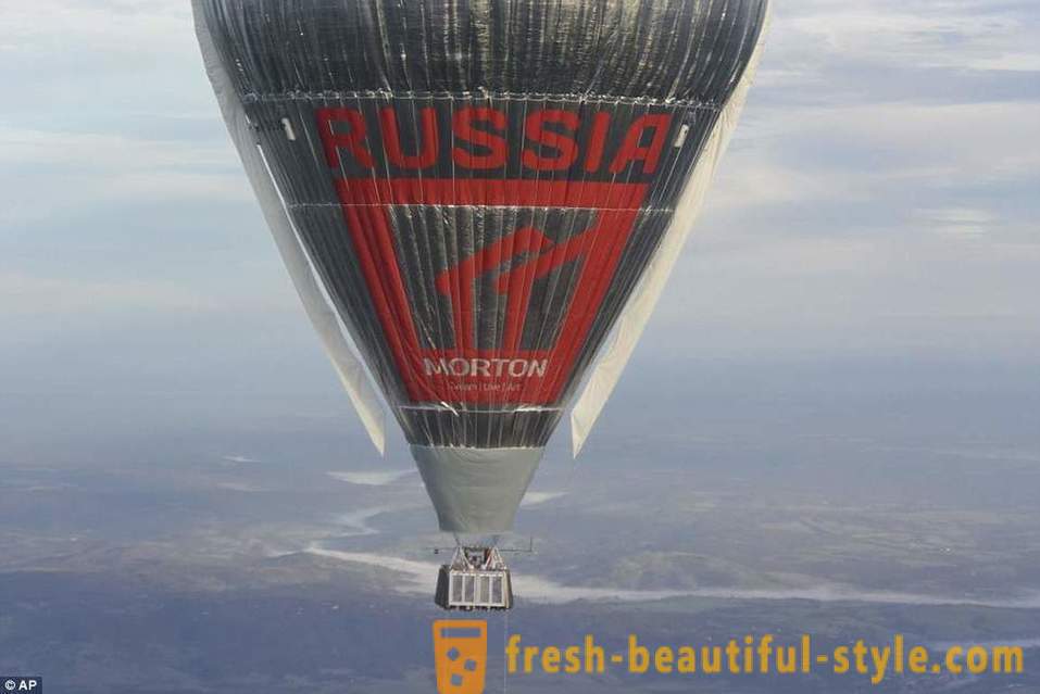 Prêtre russe Fedor Konyukhov a établi un record mondial pour la tournée mondiale dans un ballon