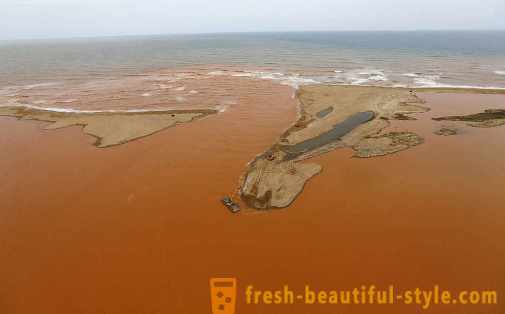 La boue rouge dans l'océan Atlantique