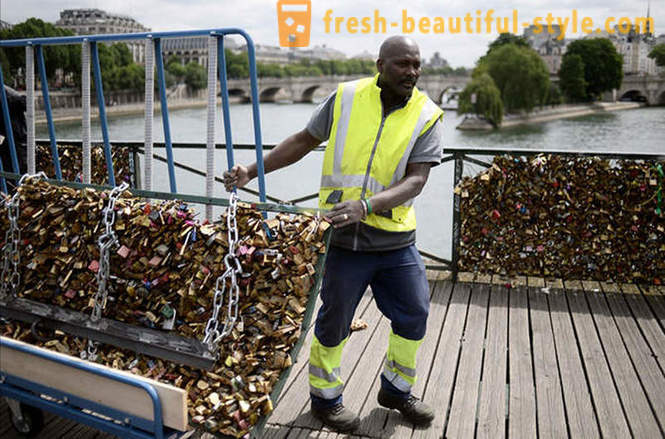 Millions de preuves d'amour retirés du Pont des Arts à Paris