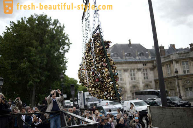 Millions de preuves d'amour retirés du Pont des Arts à Paris