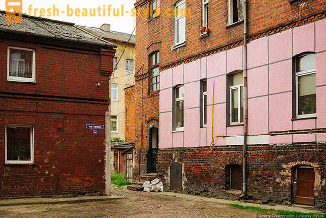 Promenade à travers la vieille ville allemande de la région de Kaliningrad