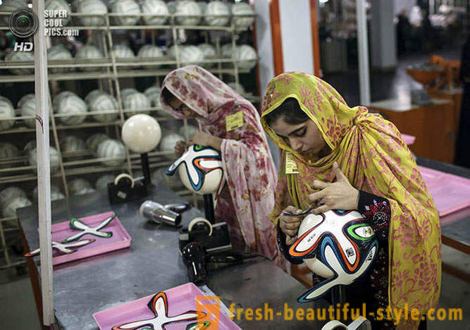 Production de 2014 officiels ballons Coupe du monde au Pakistan