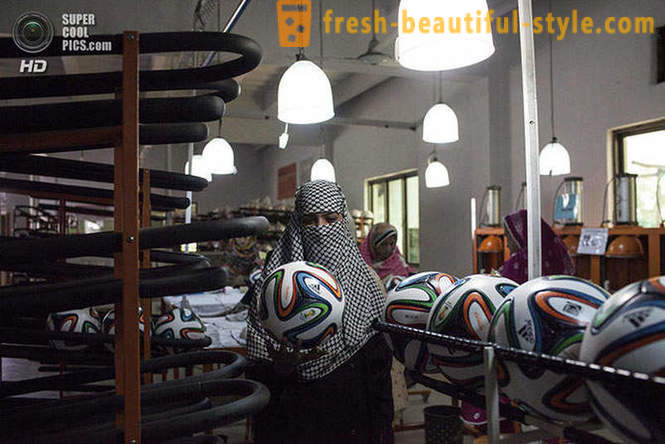Production de 2014 officiels ballons Coupe du monde au Pakistan