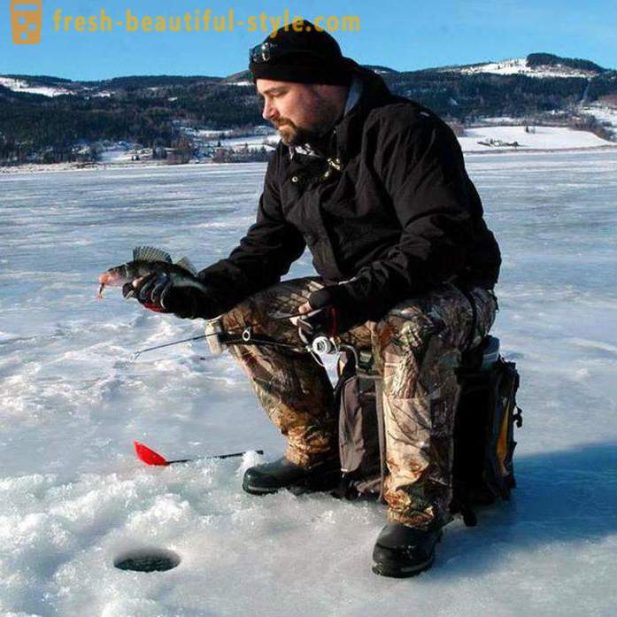 La pêche d'hiver sur la rivière Ob à Barnaul