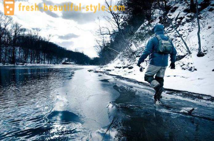 La pêche d'hiver sur la rivière Ob à Barnaul