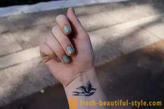 Le tatouage des femmes sur son bras: expression attrayante