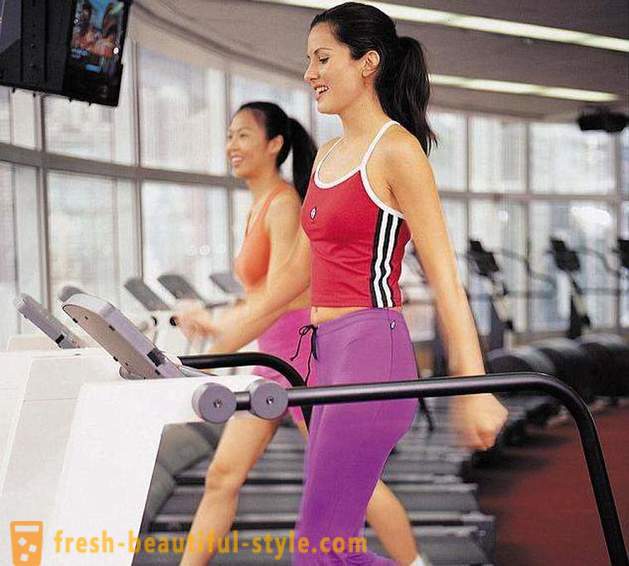 Séance d'entraînement dans la salle de gym pour les femmes de perte de poids