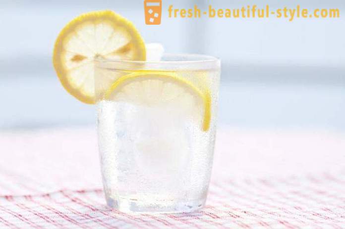 Eau avec du citron pour la perte de poids: recettes et commentaires