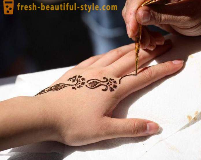 Tatouages ​​au henné. Comment faire un tatouage temporaire au henné