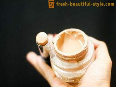 Premier soin cosmétique: anti-cernes pour le visage