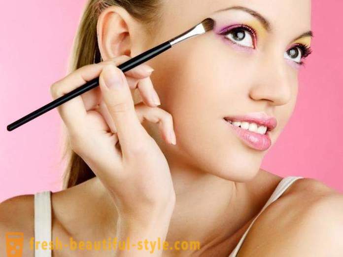 Comment augmenter le maquillage des yeux: 5 règles universelles