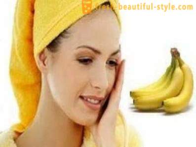 Au salon de beauté à domicile: soins du visage bananes